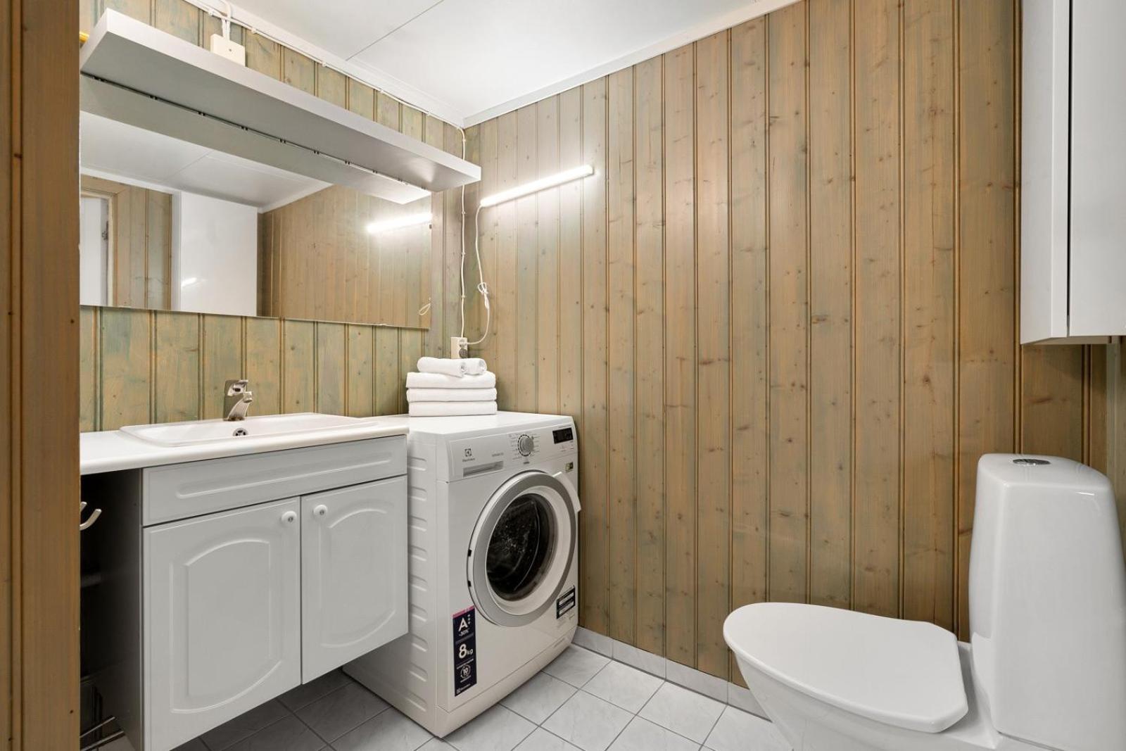 Room In Cozy Apartment 7 Min Walk From The City Center Tromsø Buitenkant foto