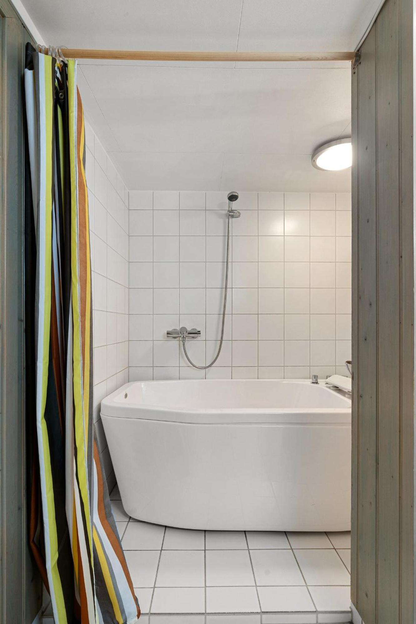 Room In Cozy Apartment 7 Min Walk From The City Center Tromsø Buitenkant foto