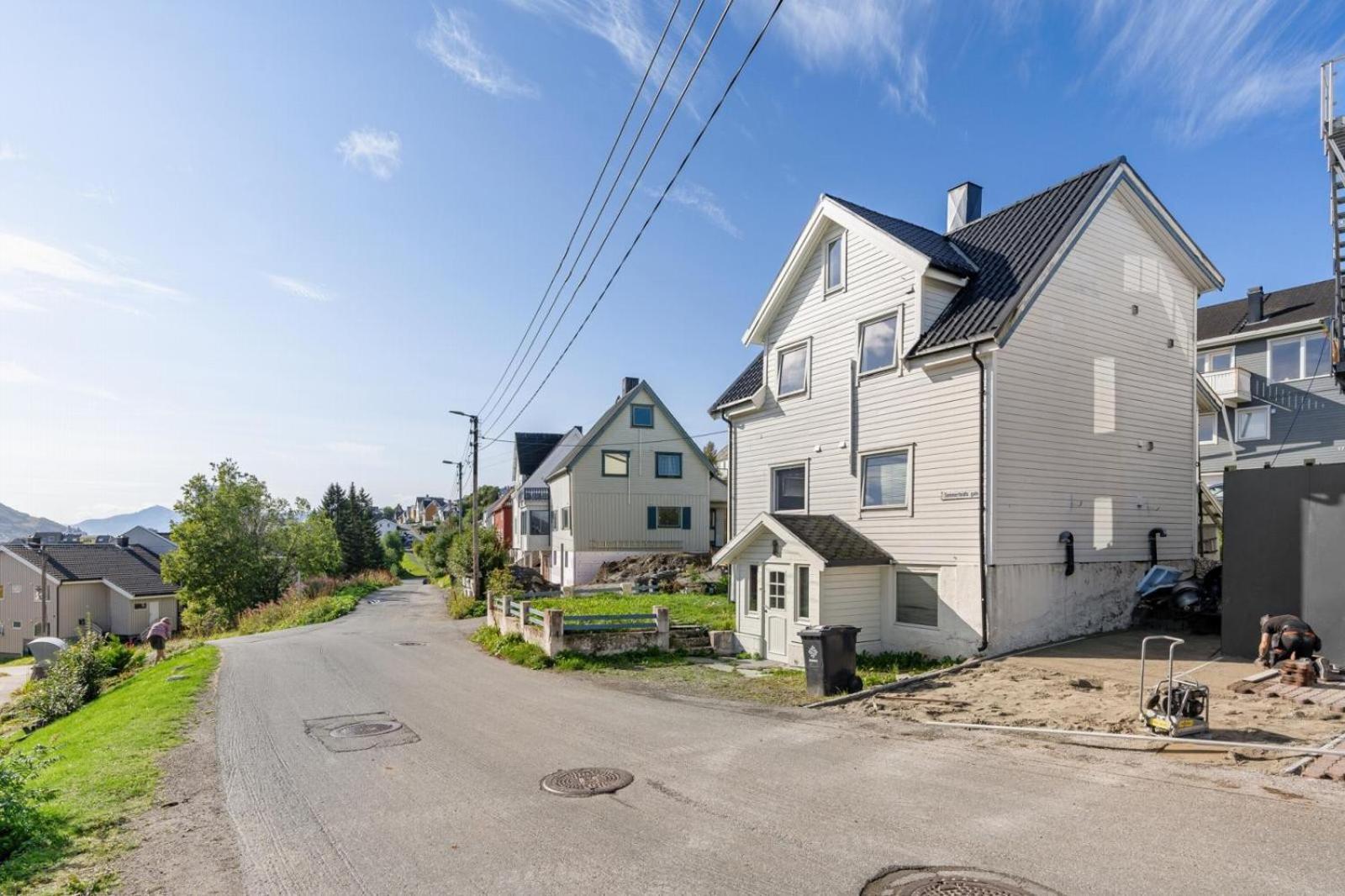 Room In Cozy Apartment 7 Min Walk From The City Center Tromsø Buitenkant foto